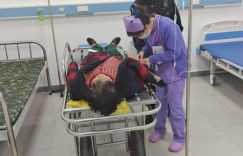 独居老人摔倒无法起身 民警紧急救助送医
