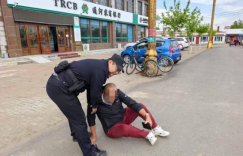 老人摔倒路边 民警“闪现”及时救助